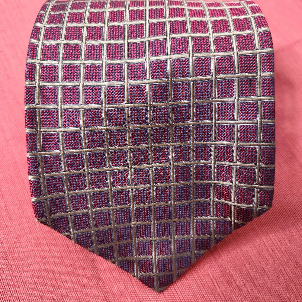 Roundtree And Yorke Handmade Silk Burgundy and Silver Men's Tie